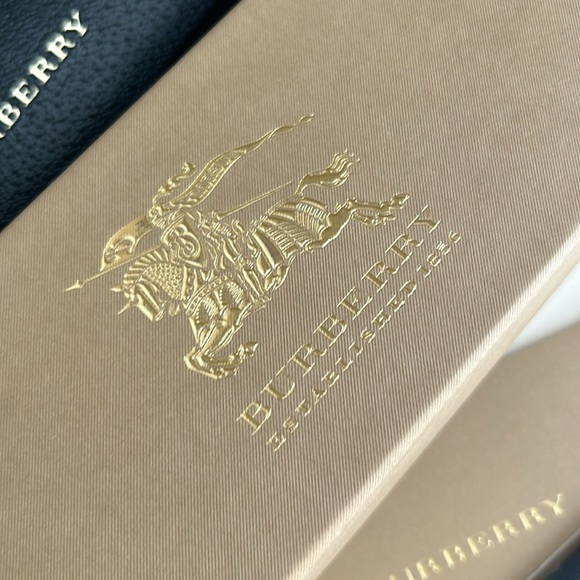 Burberry large hard leather case - Picture 4 of 6